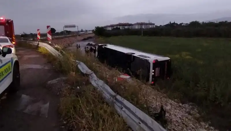 Manisa'da Yolcu Otobüsü Kazası: Yaralılara Acil Yardım Seferberliği