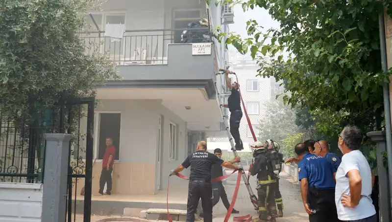 Samimi Tartışma Düşmanca Bir Yangına Dönüşüyor: İki Daire Alev Alev Yandı
