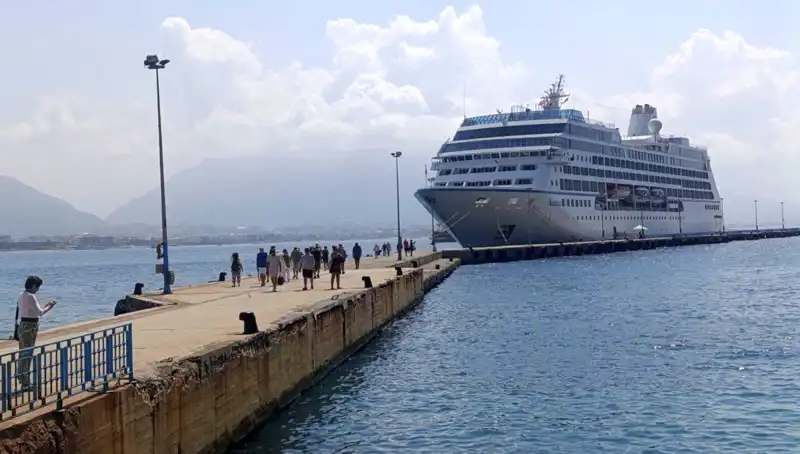 ABD'li Turistler Alanya'ya Kruvaziyerle Ulaştı: Karşılamada Heyecan Dorukta