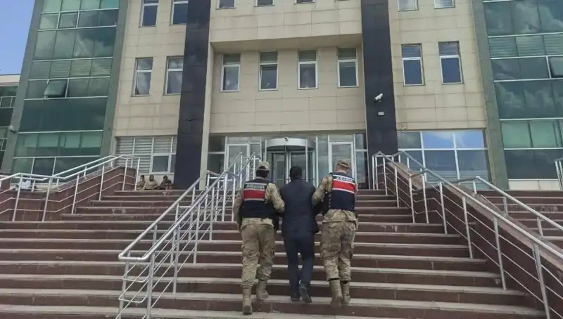 Hapis Cezasıyla Aranan Zanlı Saklandığı Yerde Olaylı Bir Şekilde Yakalandı