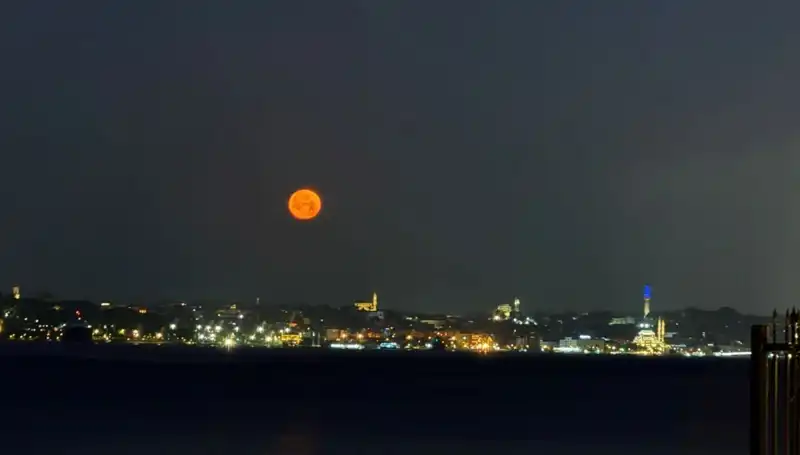 İstanbul'da "Çilek Dolunayı" ile Büyüleyici Güzelliklerin Keyfi