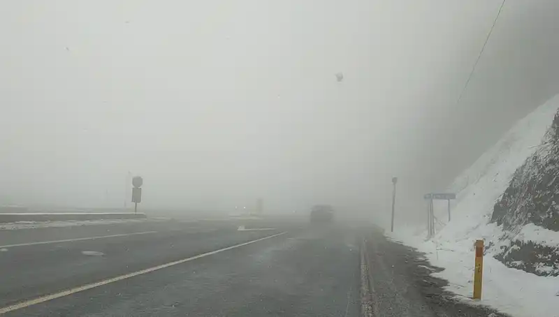 Bolu Dağı'nda Ulaşımı Zora Sokan Kar ve Sis: Güzergahlar Kapatıldı
