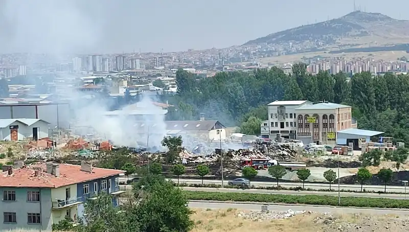 Otluk Alanda Başlayan Yangın, Depoyu Küllere Bürüdü!