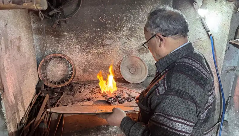 Baba Mesleğini Küçük Dükkanında Yaşatan Yüzlerce Yıllık Zanaat