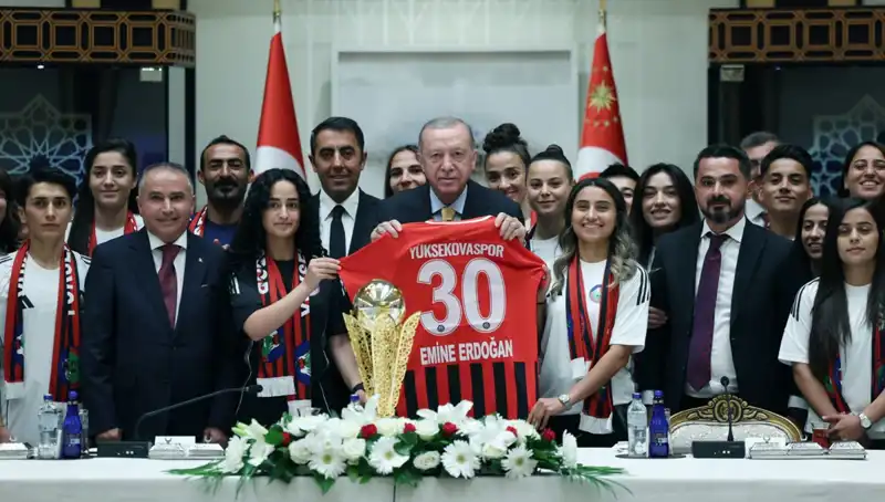 Cumhurbaşkanı Erdoğan, Yüksekovaspor Kadın Futbol Takımı'nı Kabul Etti: Geleceğe Umutla Bakış