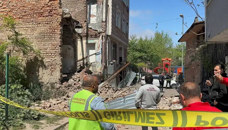 Fatih’teki Deprem Sonrası Çöken Bina, Etrafta Korku Dolu Anlar Yaşattı