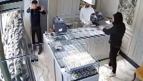Bursa'da Kuyumcuya Soygun Girişimi: Korku Dolu Anlar Kamerada