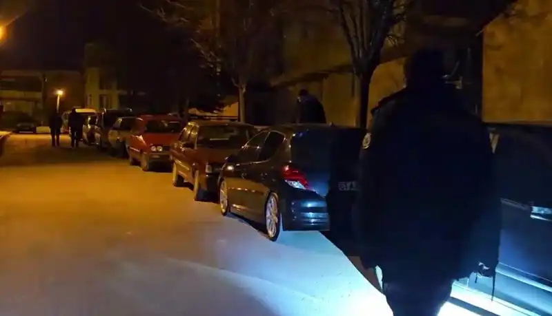 Park Halindeki Araçlara Zarar Veren Hırsızlar, Kaçarken Yakalandı!