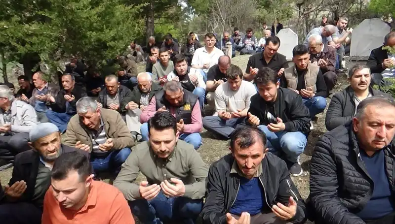 Küçük Köyün Sevgi Dolu Veda Töreni: Bir Efsane Yola Çıkıyor