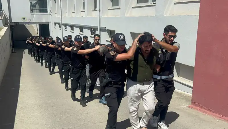 Adana'da 825 Kilogram Eroin Operasyonu: 16 Şüpheli Tutuklandı!