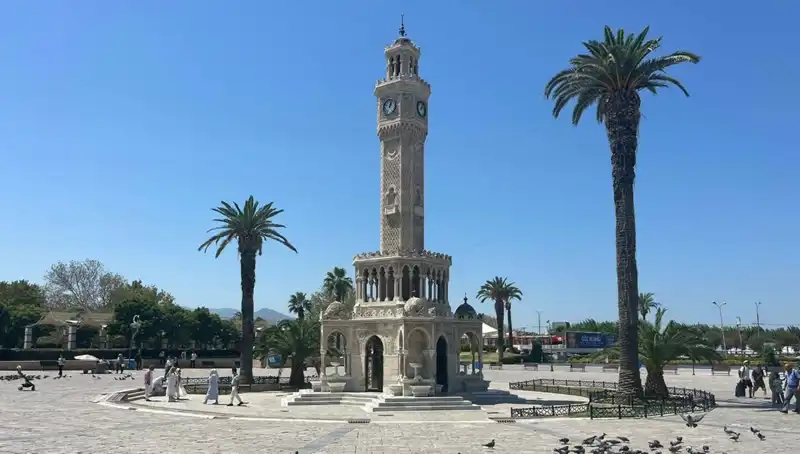 İzmir’de Sıcak Hava Dalgası: Meydanlar Boş, Hava 41 Derece!