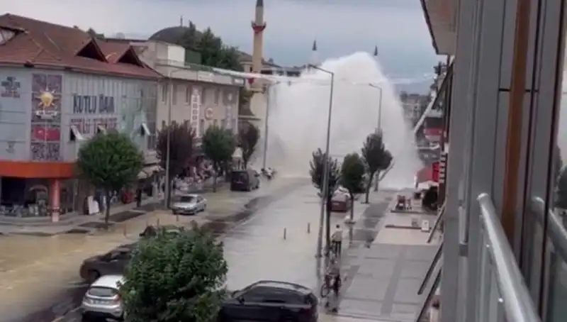 İçme Suyu Hattındaki Patlama, Gözler Önünde Su Şelalesi Oluşturdu