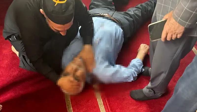Camide Sarsıcı Olay: Namaz Kılan Kişi Bıçaklandı!