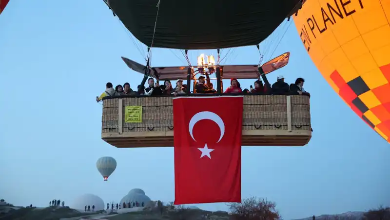 Kapadokya'da 23 Nisan Ulusal Egemenlik Bayramı'nın Renkli Kutlaması: Balonlar Türk Bayraklarıyla Havalandı