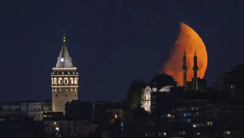 İstanbul'da Yıldızlarla Dolu Yarım Ay Gecesi: Doğa Harikası Şehirde Büyüleyici Görüntüler