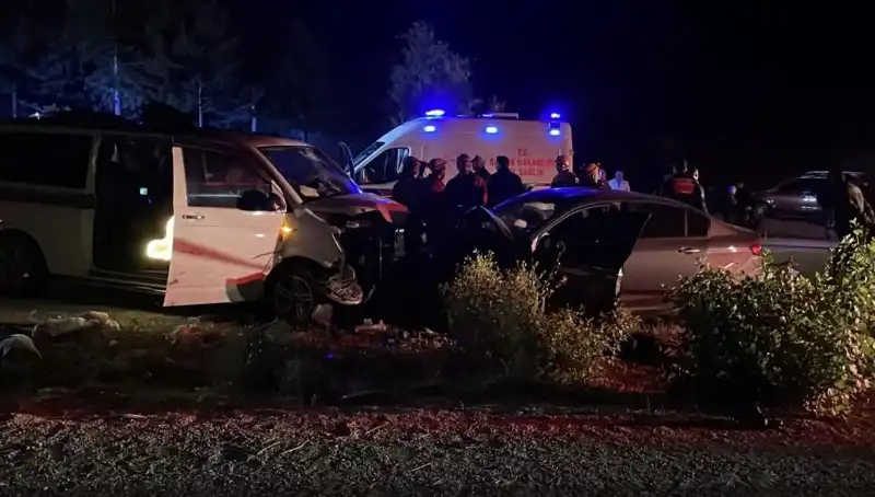 Ters Yön Faciası: Kafa Kafaya Çarpışan Araçlar Sağlık Ekiplerini Harekete Geçirdi