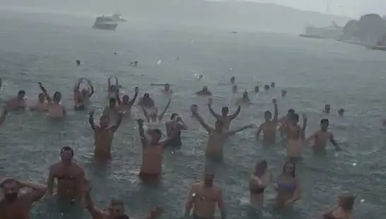 İstanbul Bebek'te Yağmura Rağmen  Yüzme Keyfi: Kalabalık Denize Girdi