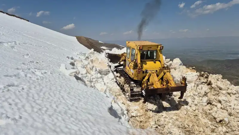 Nisan Ayında 2 Metreyi Bulan Karda Zorunlu Yol Açma Çalışmaları Başlıyor!