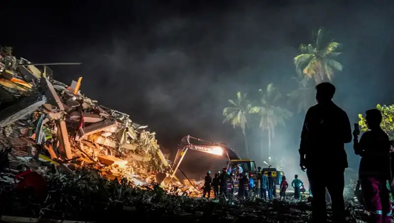 Myanmar'da Üç Gün Sonra Enkazdan Sağ Çıkan Umut Veren Hikaye
