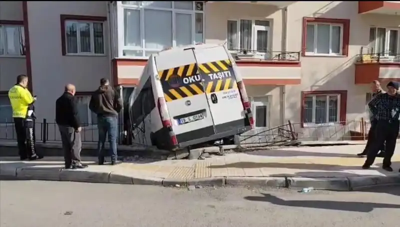 Okul Servisi Balkona Girdi: İki Öğrenci Yaralandı!