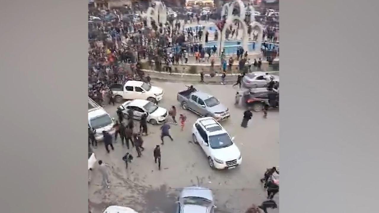 Rakkalılar Teröristleri Taşlayarak Kovdu!
