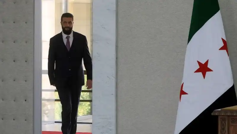 Paris'te Şara-Macron Zirvesi: Fransa, Yeni Suriye İçin Destek Söz Verdi