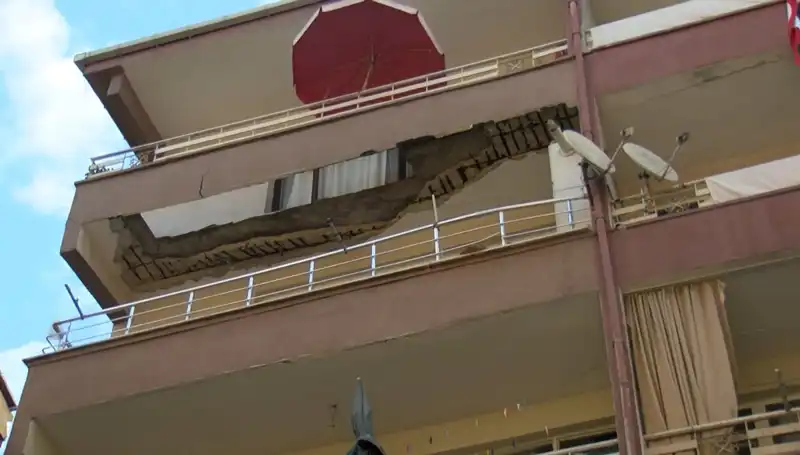 Güngören’de Balkonu Çöken Bina, Korku Dolu Anlara Sahne Oldu!