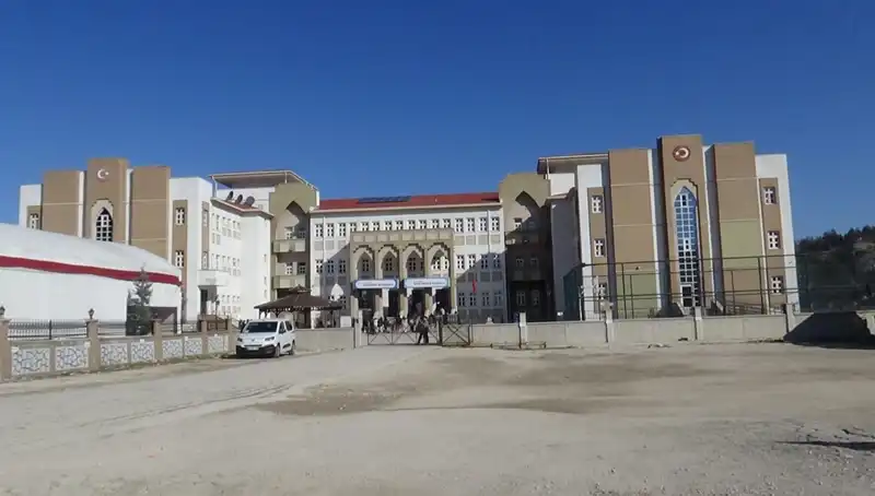 Ortaokulda Öğrenciyi Darp Eden Öğretmen İddiası: Ebeveynler Tepkili