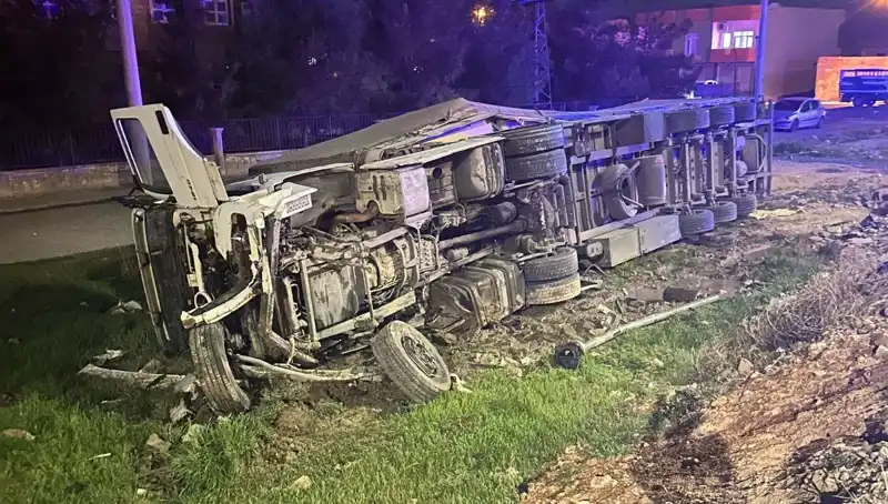 TIR Kazası: Devrilen Araçta 6 Kişi Yaralandı!