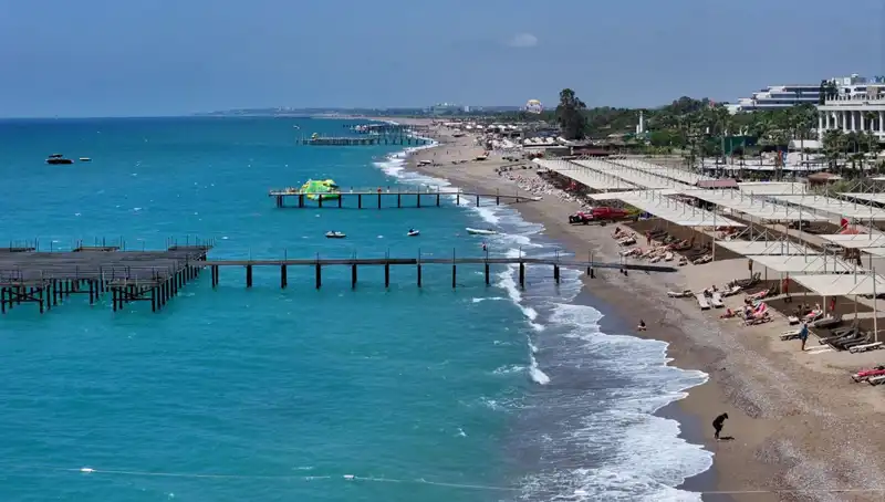 Antalya Sahillerinde Güneşli Hava: Tatilcileri Bekleyen Cennet
