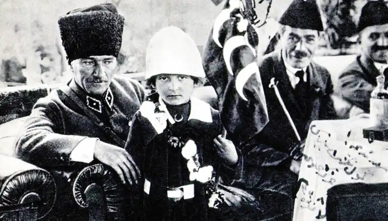 Unutulmaz Fotoğrafın Derin Hikayesi: O Şapkanın Altında Bir Bayram Var!